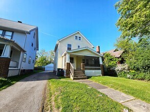 Building Photo - 3 Bed - 1 Full Bath Colonial available for...