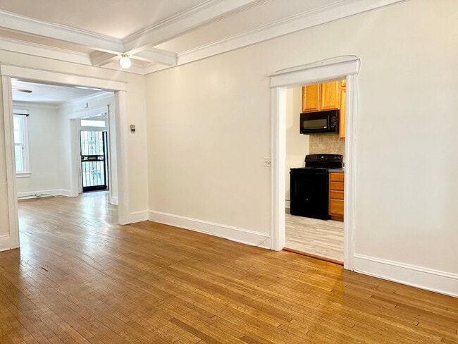 Building Photo - 4 Bed + 2 Bath - Pets Welcome! Parking!
