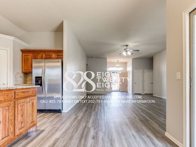 Building Photo - Lovely 3 Bed/2 Bath/2 Car Garage Single Fa...