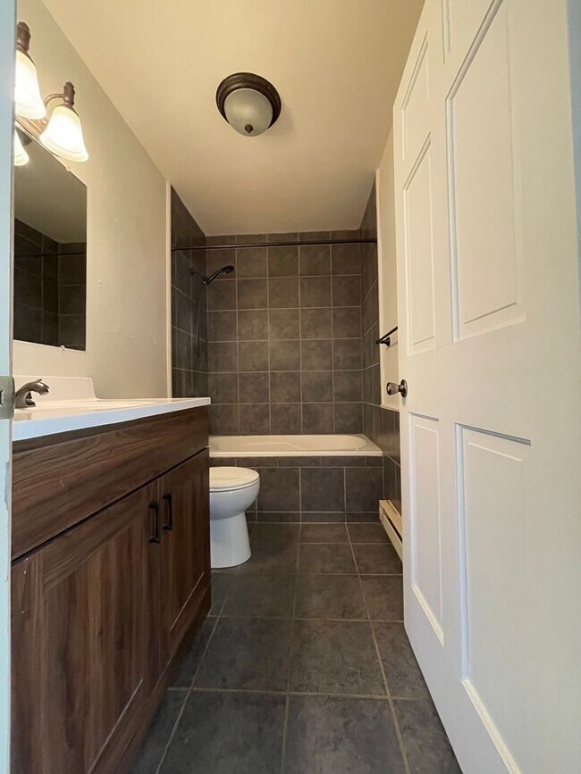 Building Photo - Large 2 bedroom 1 bath apartment