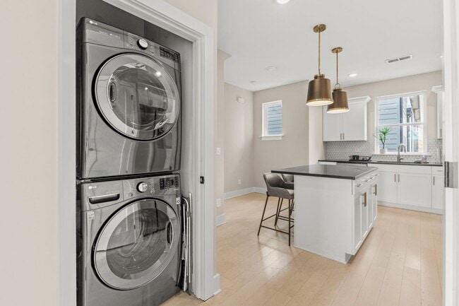 Building Photo - South Broad St Townhome, Walk to the Riverwalk!