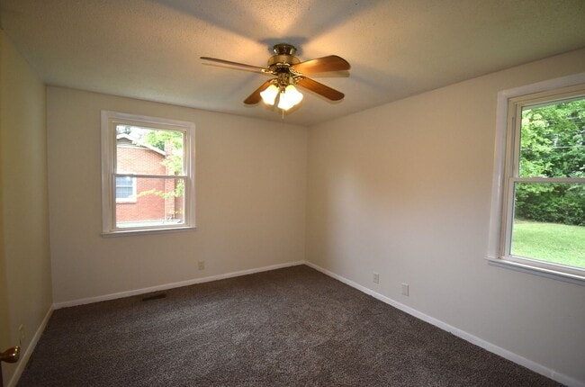 Building Photo - 3 Bedroom Home For Rent Near Post!