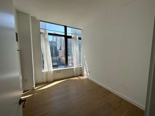 Building Photo - 3 Ct Square W