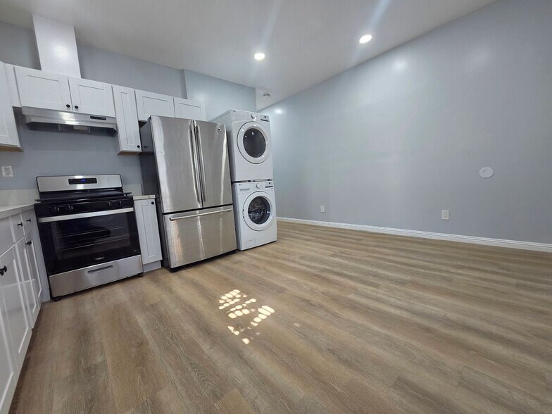 Building Photo - 1715 W 64th St