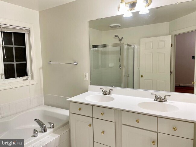 Building Photo - 9135 Silvershadow Ct