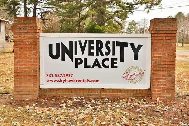 Building Photo - University Place 2- Charming Townhouse Apartment