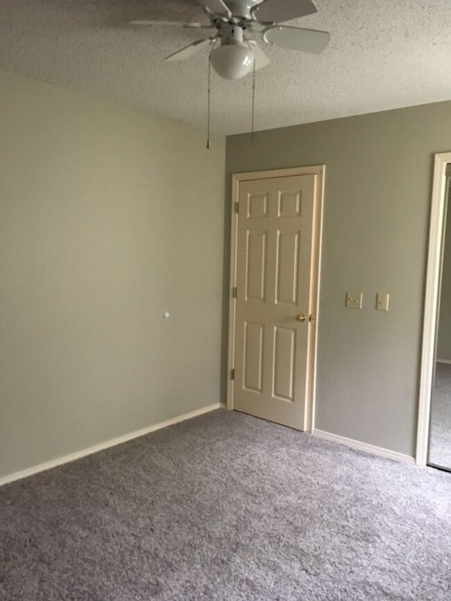 Building Photo - 404 Valley Dr