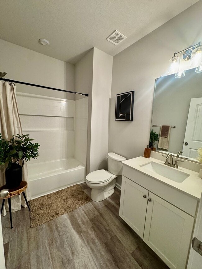 Building Photo - Spacious 3 Bedroom Townhouse