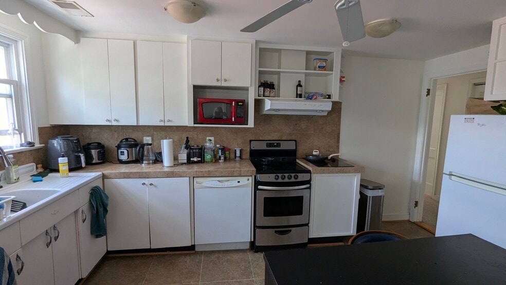 Shared kitchen - 900 N Ivy St