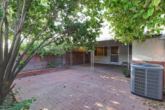 Building Photo - **SPECTACULAR - 2BEDROOM/3BATHROOM CONDO I...