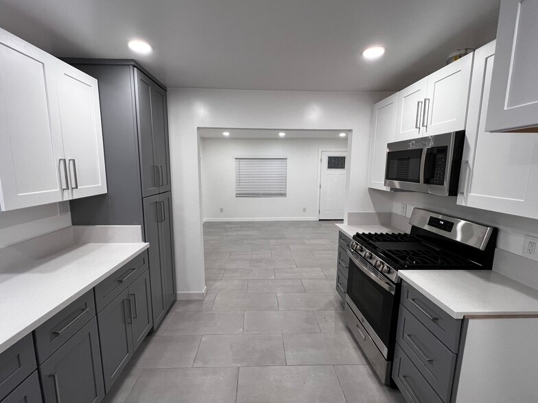 Building Photo - 9717 Oak St