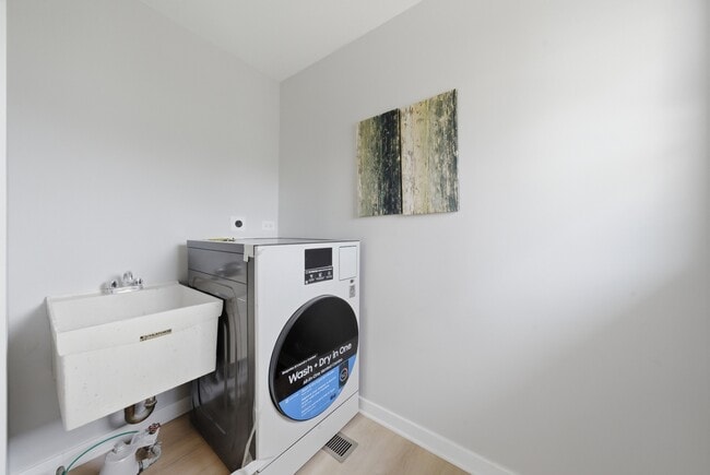 Building Photo - 593 Bristol Ln