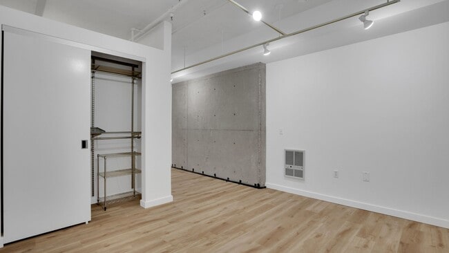 Building Photo - EPIC REA - Modern-Style 1 BR/1 BA Condo in...