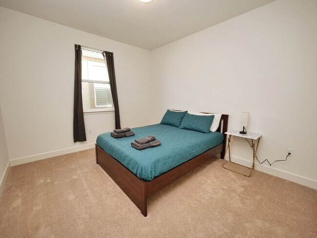 Building Photo - Modern Elegant 4BR 2.5 House in Sacramento