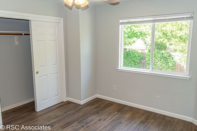 Building Photo - 1363 E Lindo Ave