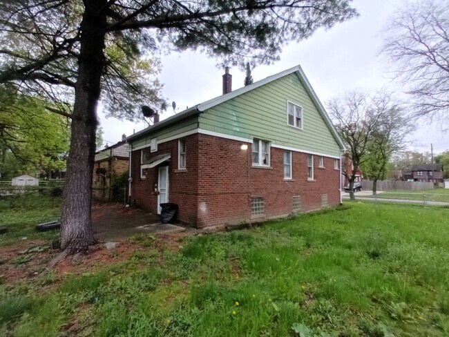 Building Photo - 4 bedroom 2 bath brick colonial NOW AVAILA...