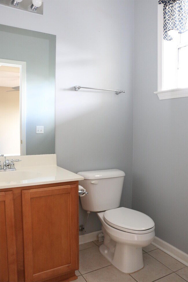Building Photo - 10 Bushwood Dr
