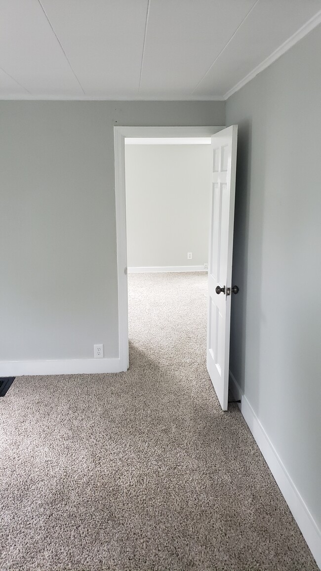 Walk-Through Bedroom/Office - 211 N Prairie St