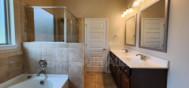 Building Photo - 525 Twelve Oaks Dr