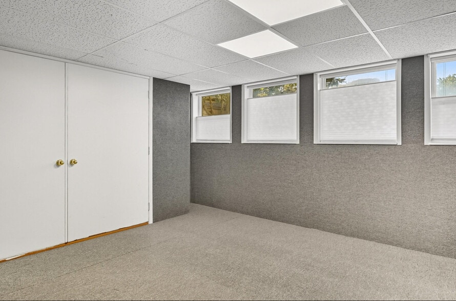 Building Photo - 298 S Staci Ct