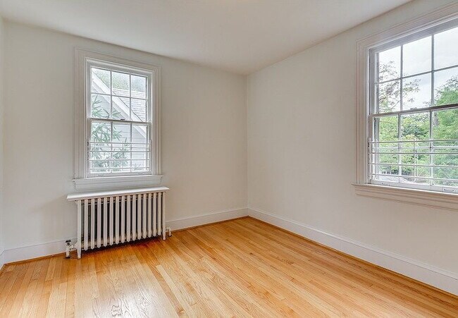 Building Photo - 3-Bed in the Heart of Washington, D.C. – Spacious 1996 Sq Ft with 2 Full Baths!"