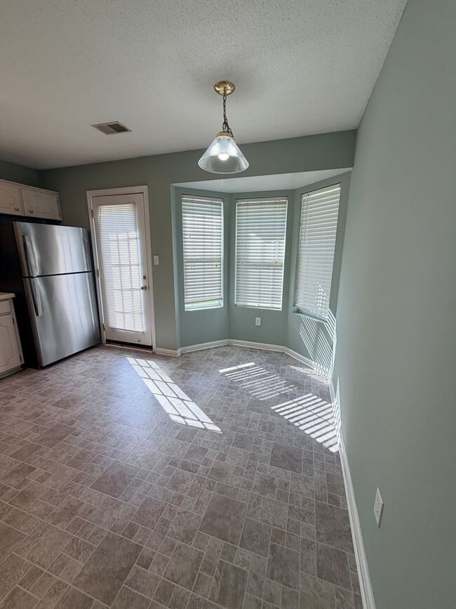 Building Photo - Sproles Ave