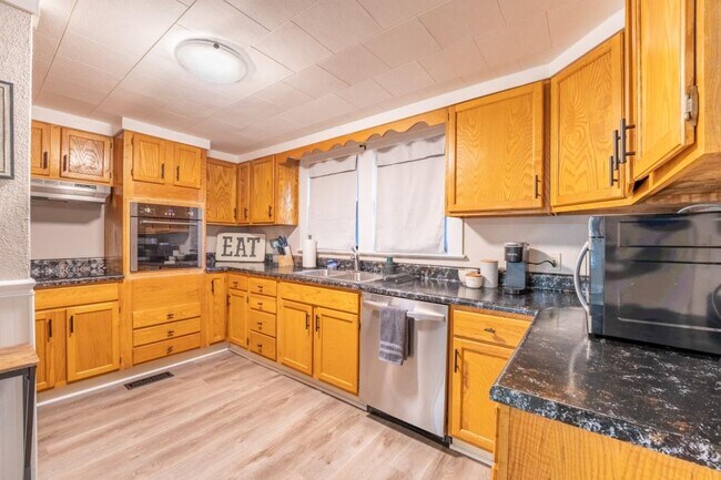 Building Photo - 703 W 2nd Ave