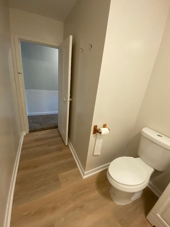 Building Photo - Newly Updated 2 Bedroom