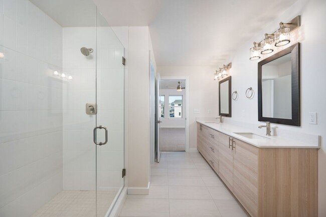 Building Photo - 5575 Westmorland Dr
