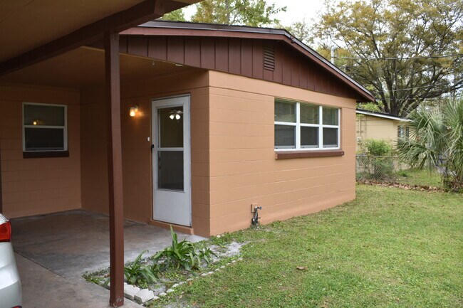 Building Photo - 2526 Red Robin Dr W