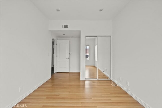 Building Photo - 231 E Burbank Blvd