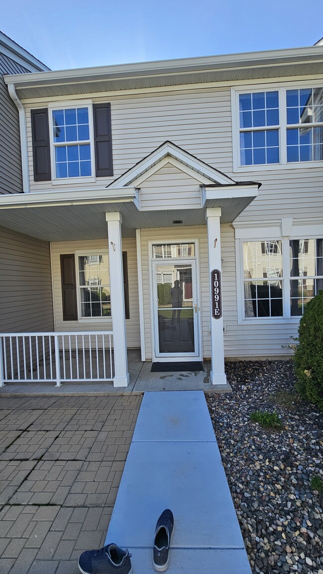 Building Photo - 10991 Oak Grv Cir