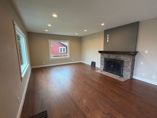 Building Photo - 3 Bedroom 1.5 Bath Single Family house on ...
