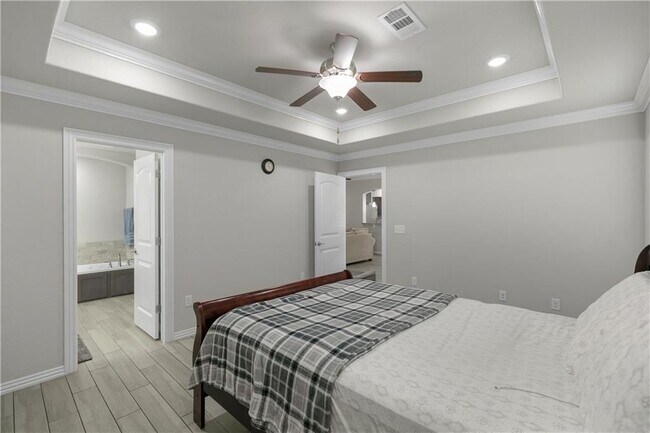 Building Photo - 1041 Lakeview Dr