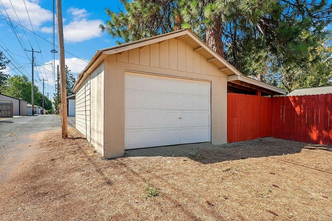 Building Photo - Charming 2 Bed, 1 Bath Rancher w/ Garage!
