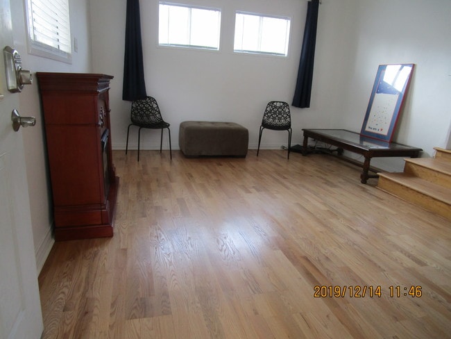 Living Room - 1352 Ocean Park Blvd