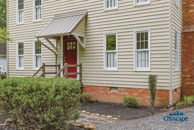 Building Photo - Charming Farmhouse-style Home Adjacent to Huguenot Park!