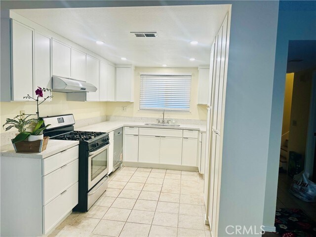 Building Photo - 1008 Las Lomas Dr