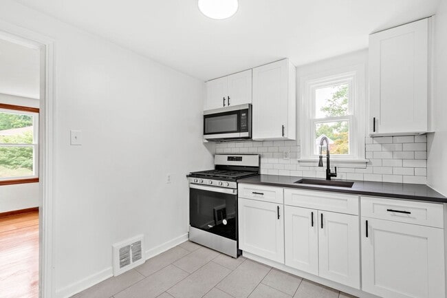Building Photo - AVAILABLE SEPT 1st!! Check out this BEAUTIFUL & UPDATED home in Penn Hills!