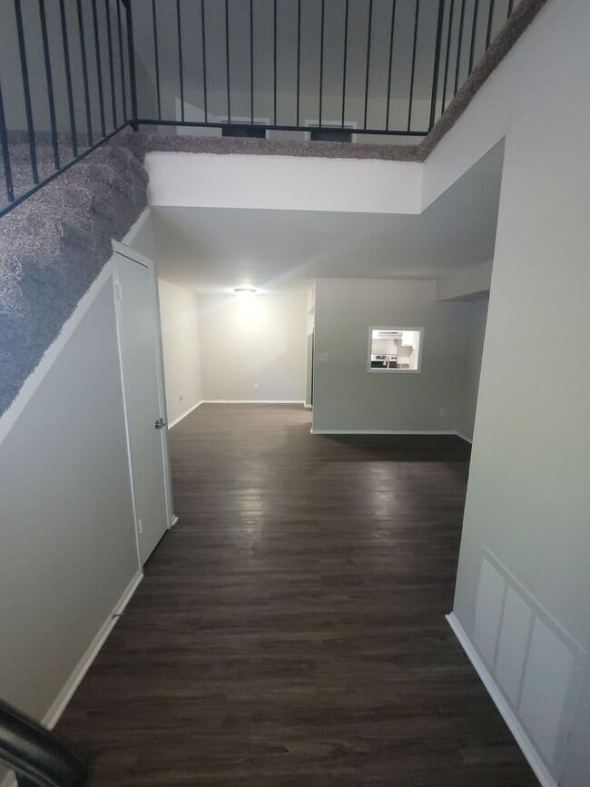 Building Photo - Loft style 1BR, open floor plan! Spacious!