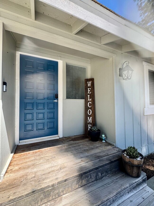 Building Photo - Beautiful Home Available in Pollock Pines!