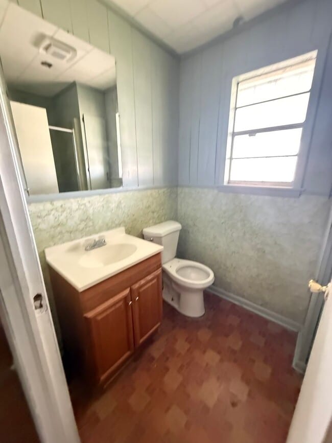 Building Photo - Renovated 5 Bedroom 2 Bath Home for Rent!