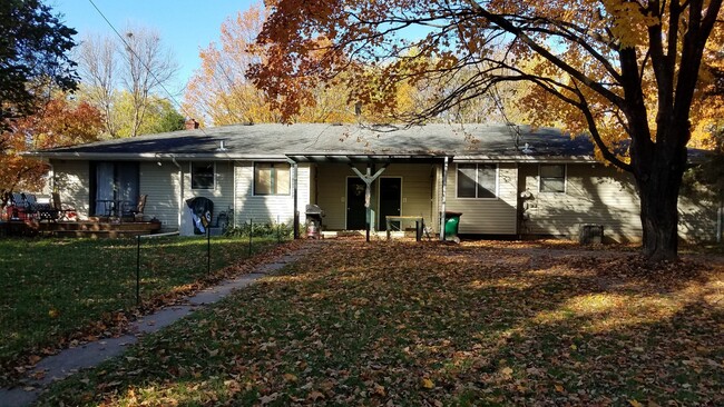 Building Photo - 3 Bedroom Duplex