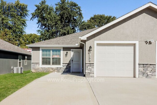 Building Photo - Holiday Special: Free First Month's Rent!!