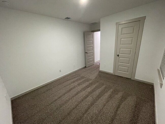 Building Photo - 618 Hidden Brk Dr