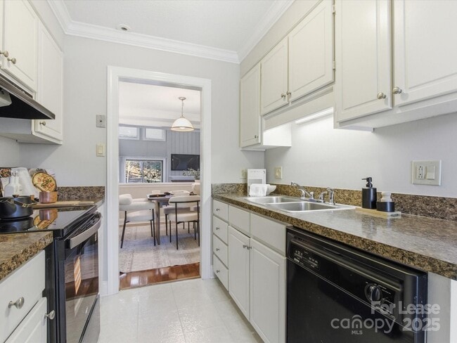 Building Photo - 7925 Charter Oak Ln