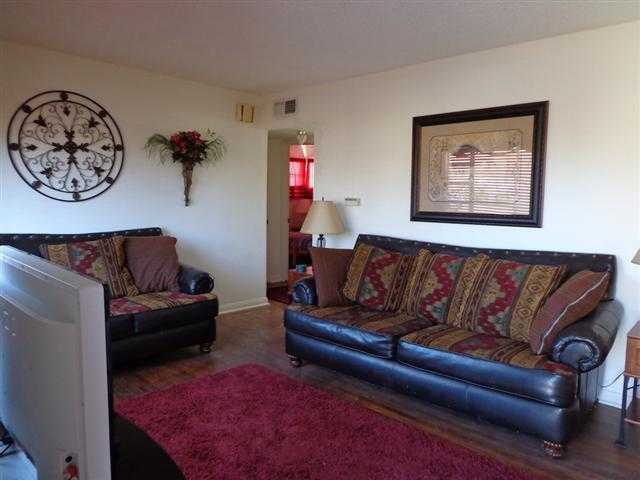 Building Photo - 2 Bed 1 Bath Home