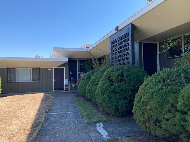 Building Photo - 3200-3236 SW Marigold St