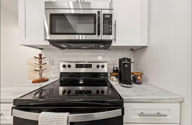 Building Photo - FOR RENT in LAFAYETTE!