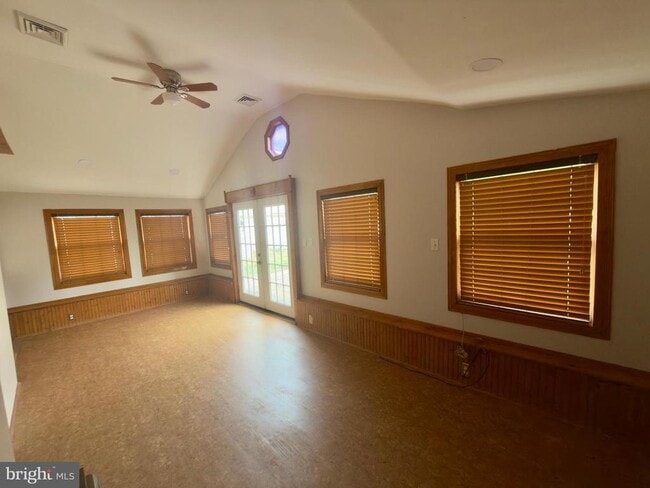 Building Photo - 422 W 6th Ave